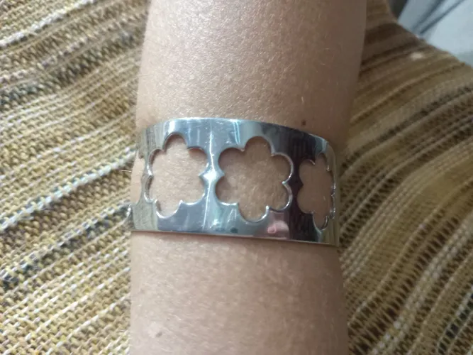 Bracelete vazado flor