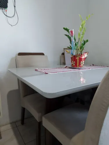 Vende mesa 4 cadeiras tampo de vidro com pequenas avarias em 2 cadeiras
