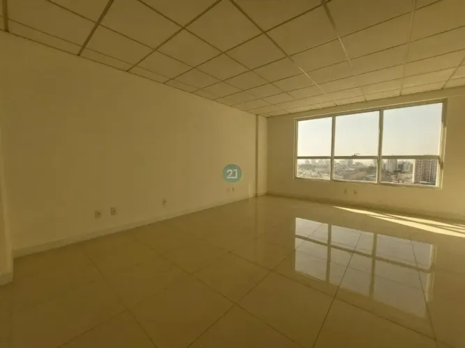 Alugo sala com 33m² total, 01 vaga de garagem coberta, em Barreiros, frente ao Shopping It