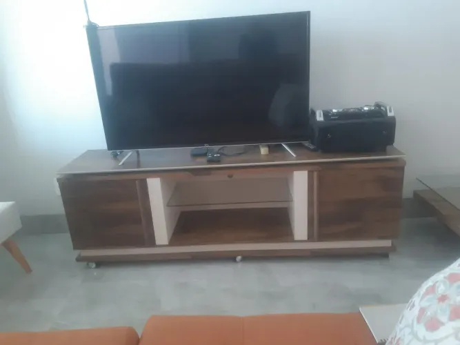 Vendo Rak com Painel e uma mesa de Centro