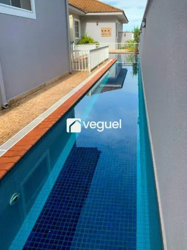 Casa sobrado de 656m² de área construída com 4 quartos, 4 suítes e piscina para alugar em
