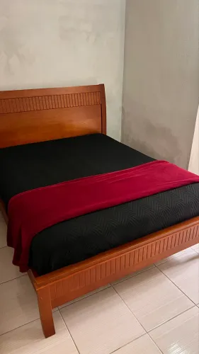 Cama Queen Benetti em madeira maciça - excelente estado