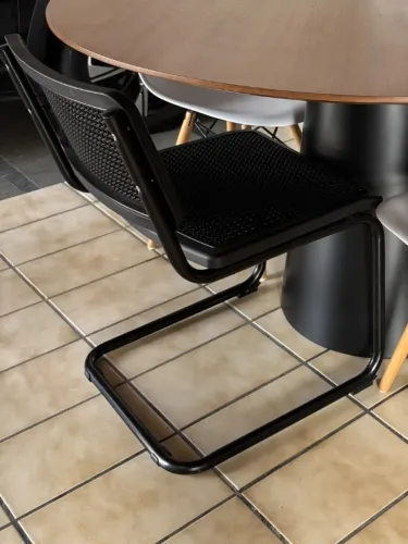Cadeira cantilever preta estilo Cesca Thonet - assento telinha
