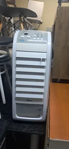 Um climatizado portatil PHILCO BRANCO com controle remoto 110V