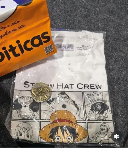 Kit One Piece Camiseta Camisa M + broche pin + caneca Piticas