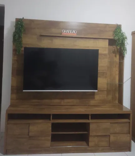 Aconchego que cabe na sua sala e no seu bolso! Lindo Home de madeira disponível para você.