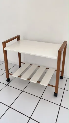 *Mesa lateral/de apoio com rodízios*