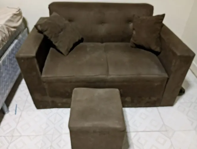 Sofá com 2 lugares 2 almofadas e 1 puf 