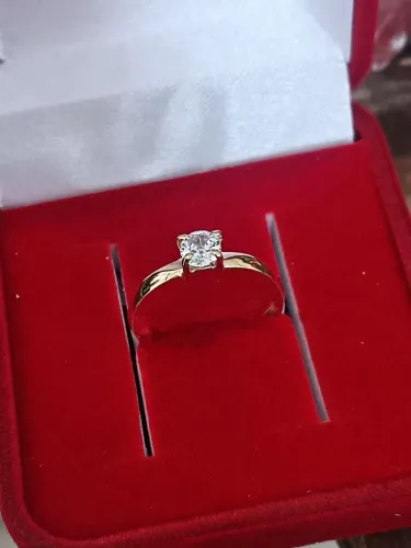 Anel solitário modelo abaulado em ouro 18k (750)