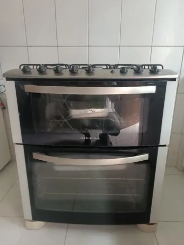 Fogão Eletrolux 5 bocas forno duplo.