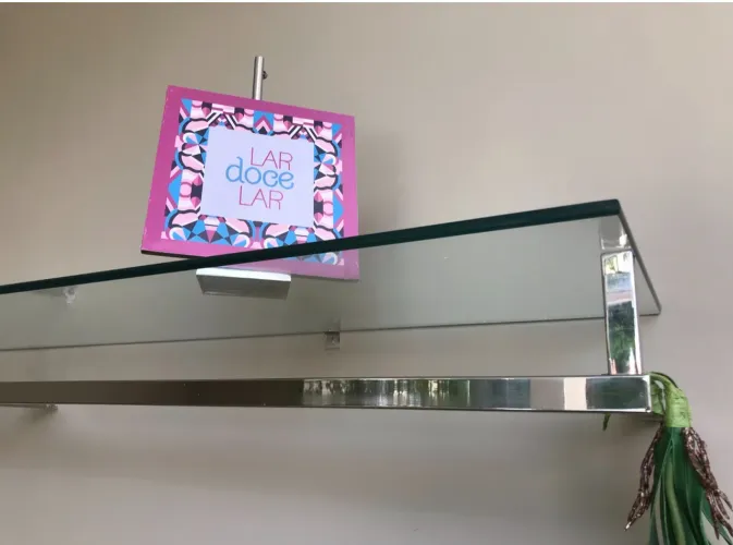 Araras em inox com os vidros para exposição de roupas ou outras utilidades