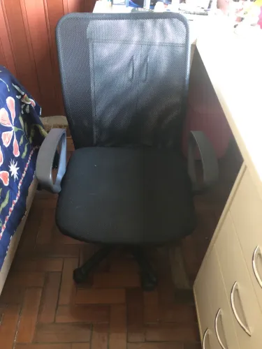 Venda de uma mesa de escritório e uma cadeira 