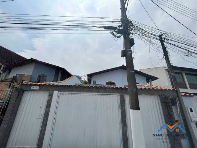 CASA SEMITERREA EM EXCELENTE LOCALIZAÇÃO!