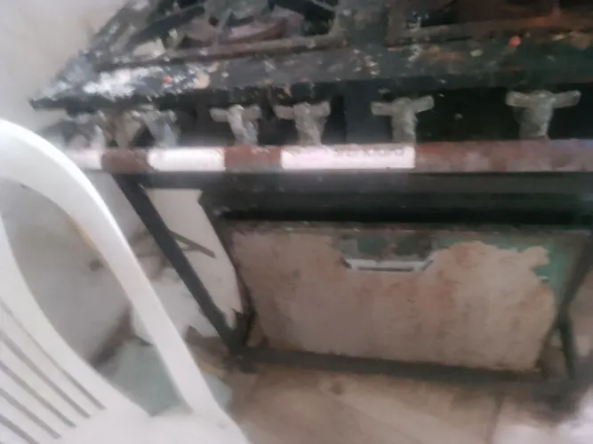 Fogão industrial com forno 4 bocas 