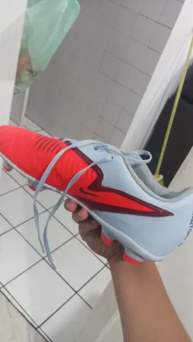 Chuteira Nike Phantom de Campo Cinza e Vermelha