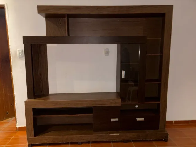 Estante para TV com porta de vidro