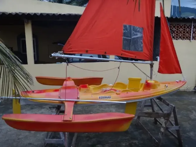 Caiaque a vela modelo Trimaran
