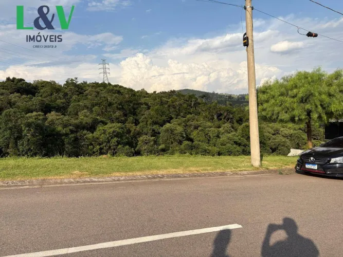 Belo terreno em declive à venda no condomínio Campo de Toscana - Vinhedo