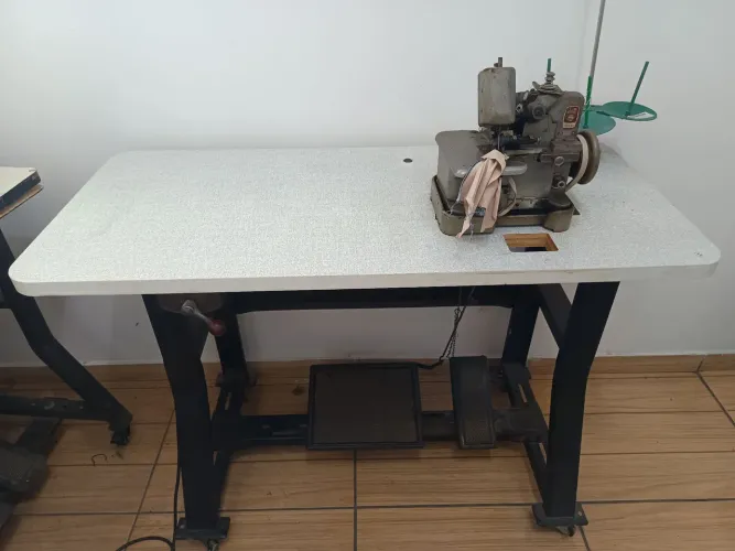 Máquina Overlock Chinesinha semi-industrial 