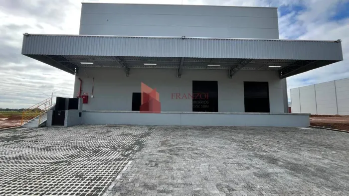 ALUGUEL: ARMAZÉM LOGÍSTICO 1040 METROS NOVO COM DOCA ESTENDIDA EM CONDOMÍNIO DE ITAJAÍ!!