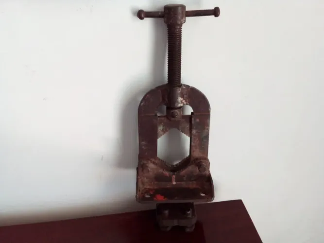 Morsa antiga de bancada para tubo 