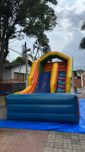 Escorrega inflável 3,7m de altura   