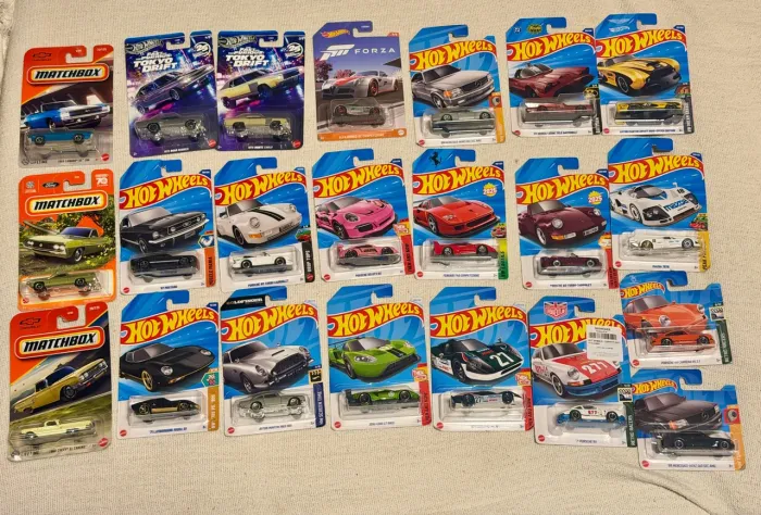 Lote de 22 miniaturas Hot Wheels e Matchbox
