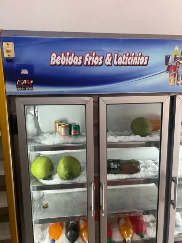 freezer expositor três portas semi novo