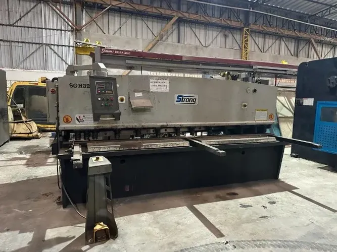 Guilhotina hidráulica CNC marca - Strong