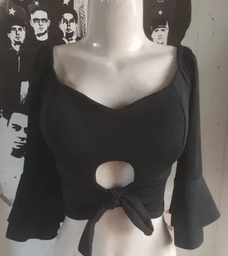 Top cropped com bojo e mangas boca de sino