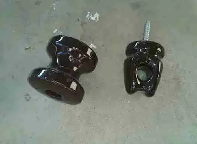 Isolador e roldana de porcelana (novos).  O preço refere-se a cada peça.
