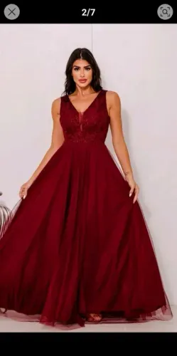 VESTIDO COM RENDA MARSALA DE FESTA.