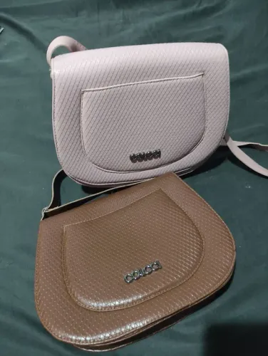 Duas bolsas Colcci, rosa e marrom