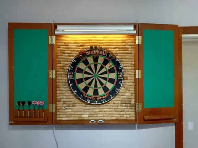 Armário para dardos com alvo profissional Winmau.