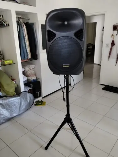 Caixa de som Lexsen 190w, tripé, dois microfones e um pedestal 