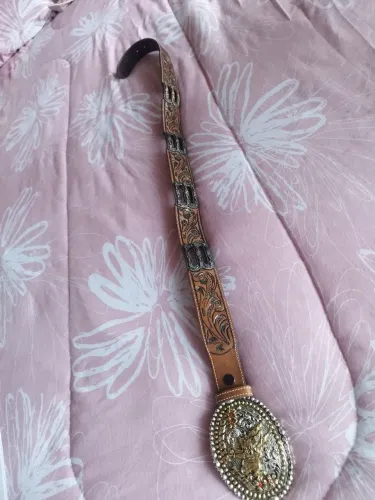 Vendo cinto em puro couro com fivela cromada