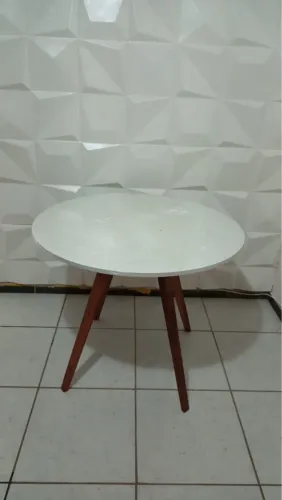 Mesa redonda branca com pés de madeira promoção 
