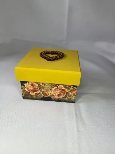 Caixa Decorativa em MDF Tampa de Sapato 9x9x5,5 Amarela com Flores e Aplique em MDF