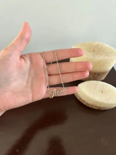 colar de bijuteria com escrito love