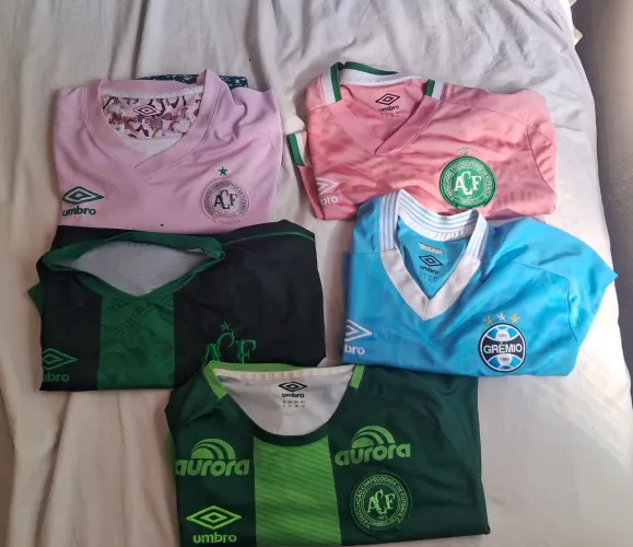 Lote com 5 camisas da Umbro Grêmio e Chapecoense.