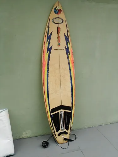 Prancha de surf Ricardo Martins 6"5' com capa meridiene aceitando celular no negócio leia