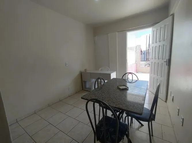 ÓTIMA SALA PARA PROFISSIONAL LIBERAL COM MESA E CADEIRAS!