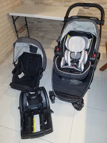 Carrinho de passeio c/ bebê Conforto - Graco