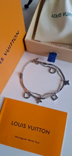 Pulseira Louis Vuitton prata c/ pingentes nova