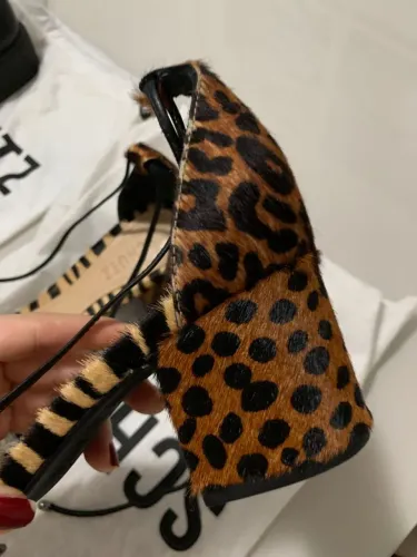 Sandálias de salto alto  em animal print