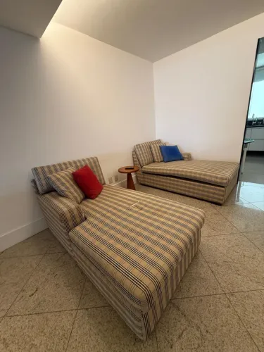 02 Sofás Chaise (precisa de reforma no tecido)