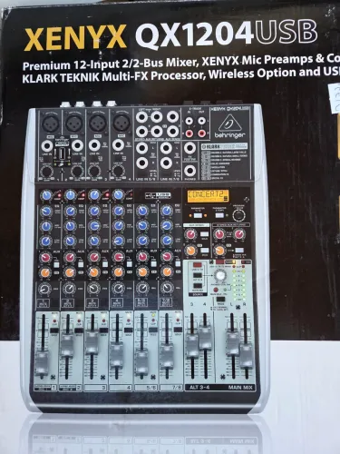 Mesa de Som Bheringer Xenyx QX 1204 USB