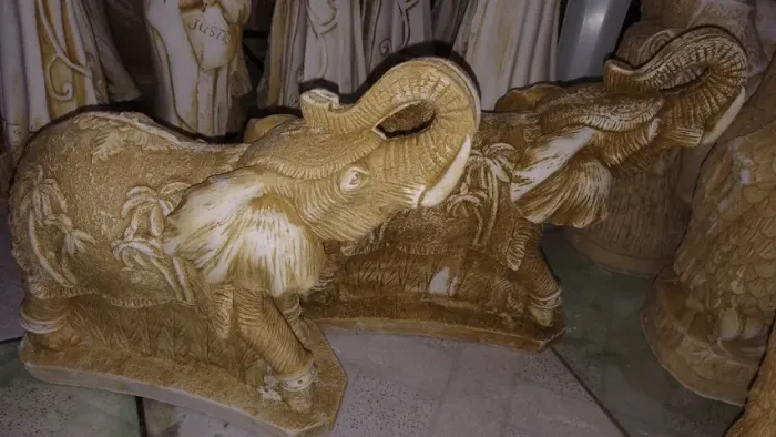 Estátua Elefante com dentes de marfim grande