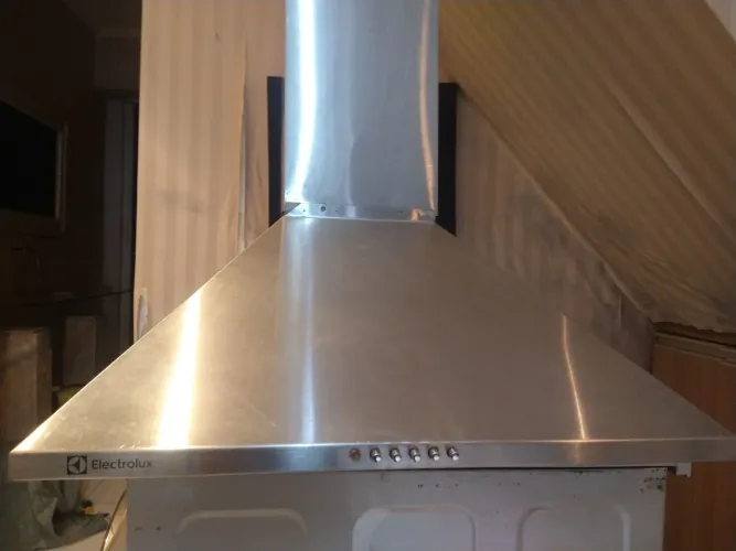 Coifa Electrolux, aço inox escovado, duas lâmpadas.