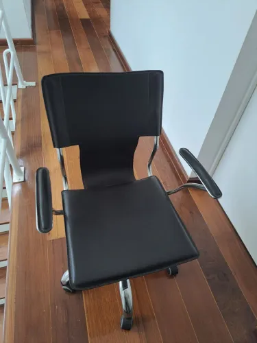 Cadeira couro legítimo